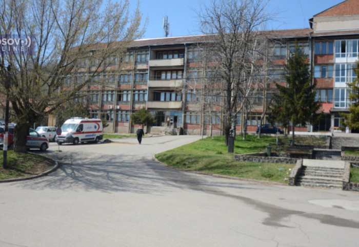Kosovska policija upala u prostorije KBC Kosovska Mitrovica: Zdravstveni radnici protestovali, Petković obavestio Kvintu