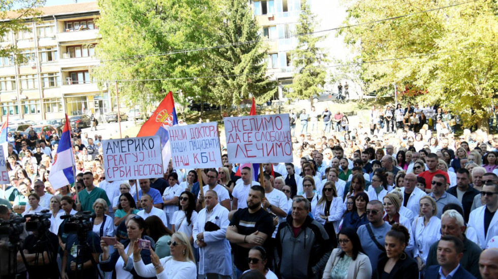 Kosovska policija upala u prostorije KBC Kosovska Mitrovica: Zdravstveni radnici protestovali, Petković obavestio Kvintu