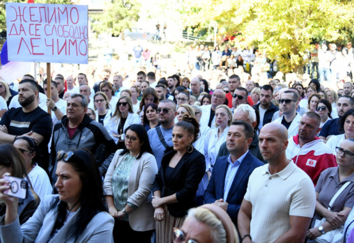Kosovska policija upala u prostorije KBC Kosovska Mitrovica: Zdravstveni radnici protestovali, Petković obavestio Kvintu