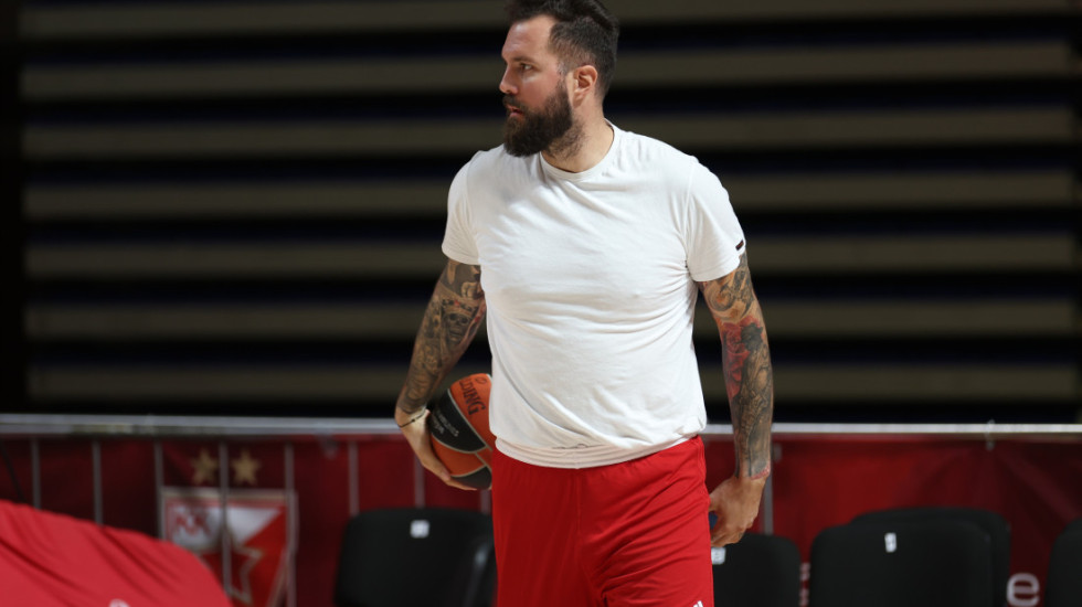 Košarkašku loptu zamenio fudbalskom: Miroslav Raduljica novi centarfor Železničara iz Inđije