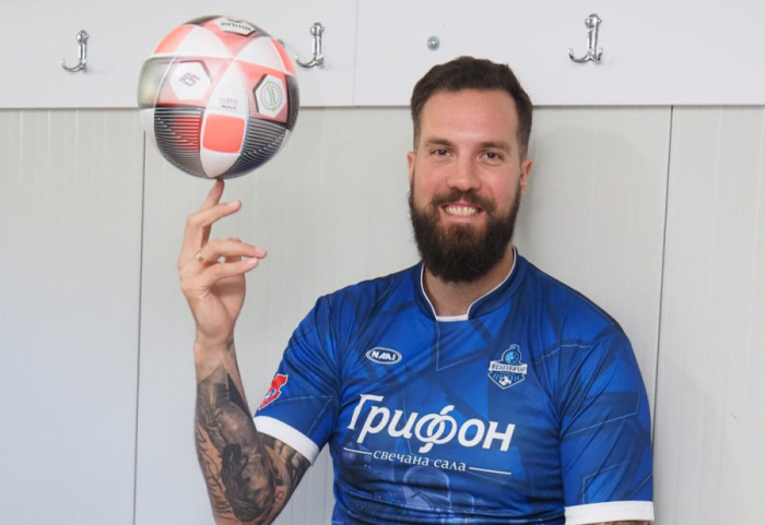 (FOTO) Košarkašku loptu zamenio fudbalskom: Miroslav Raduljica novi centarfor Železničara iz Inđije