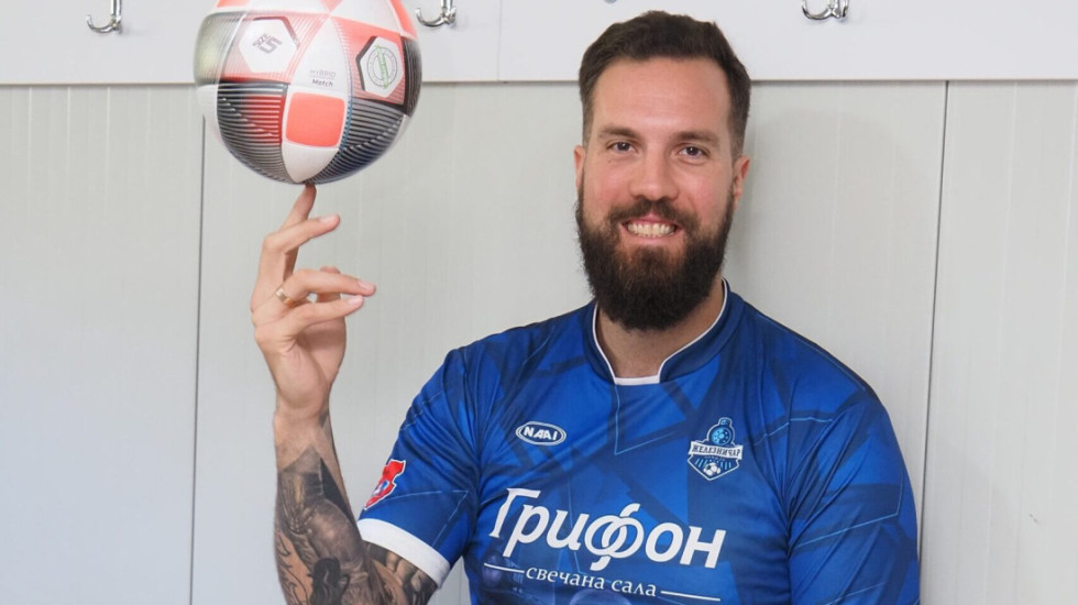 (FOTO) Košarkašku loptu zamenio fudbalskom: Miroslav Raduljica novi centarfor Železničara iz Inđije
