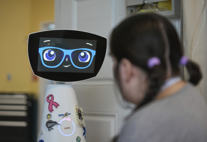 (FOTO) Robot Robin pruža emotivnu podršku deci u bolnicama u SAD: "Svira muziku, izvodi šale"