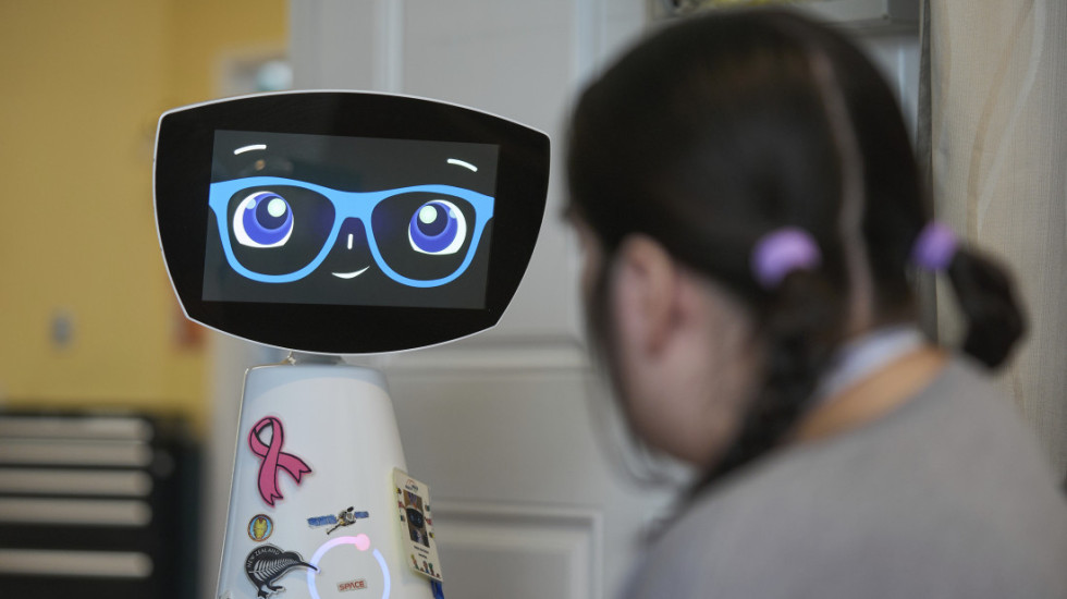 (FOTO) Robot Robin pruža emotivnu podršku deci u bolnicama u SAD: "Svira muziku, izvodi šale"