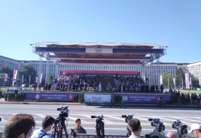 (FOTO/VIDEO) Vojna parada "Snaga jedinstva" u Beogradu: Počasnim plotunom počela parada