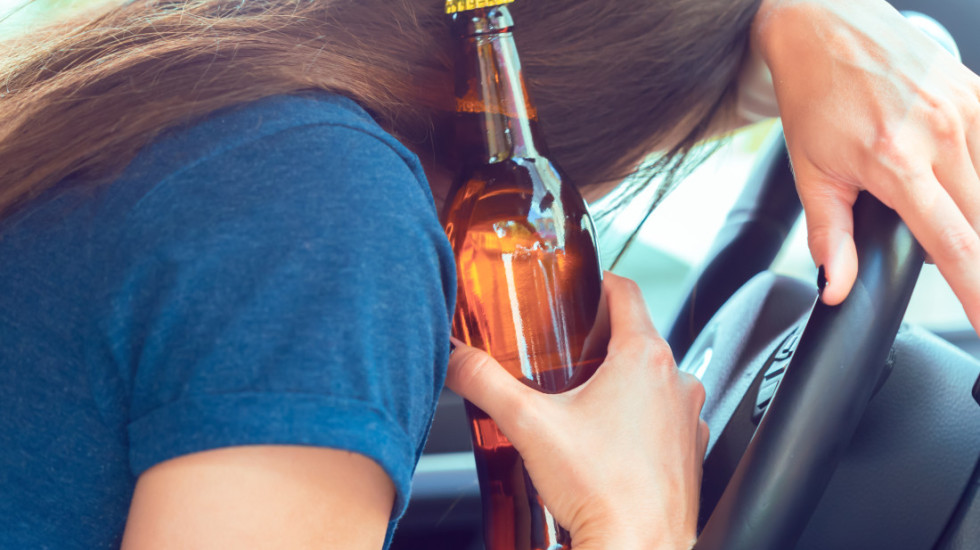 Iz saobraćaja u Prokuplju isključena žena (38) kojoj je izmereno 3,37 promila alkohola u krvi