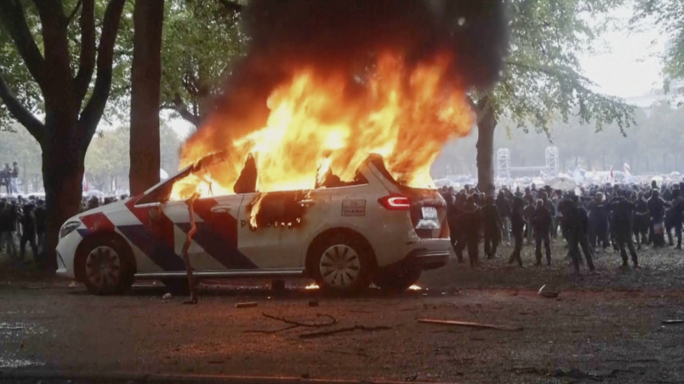 Sukobi desničara i policije u Hagu: Policija upotrebila suzavac, uhapšeno 30 demonstranata