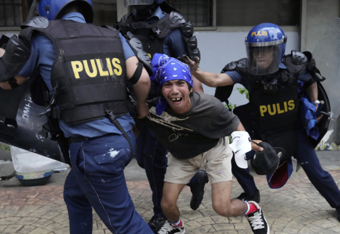(FOTO) Protest desetine hiljada Filipinaca protiv korupcije u više gradova: Povređeno najmanje 40 ljudi, privedeno 17