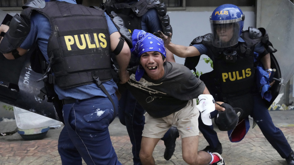 (FOTO) Protest desetine hiljada Filipinaca protiv korupcije u više gradova: Povređeno najmanje 40 ljudi, privedeno 17