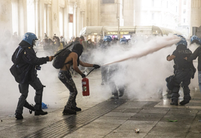 (FOTO) Generalni štrajk u Italiji u znak podrške Gazi: Uhapšeno više desetina demonstranata, povređeno 60 policajaca