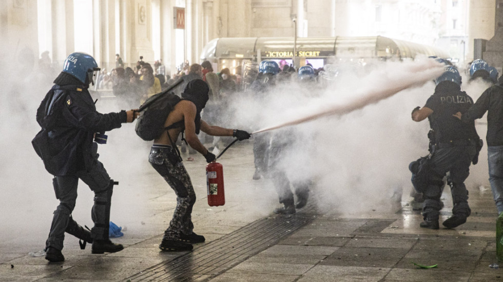 (FOTO) Generalni štrajk u Italiji u znak podrške Gazi: Uhapšeno više desetina demonstranata, povređeno 60 policajaca