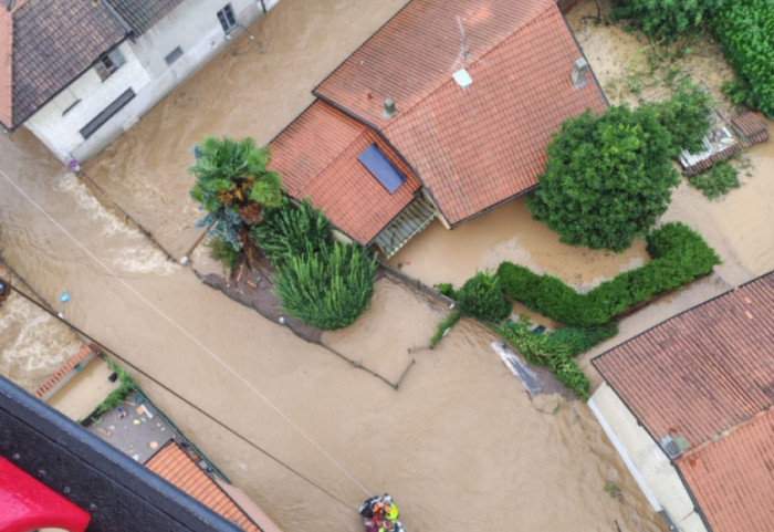 (VIDEO) Poginulo troje, bujice nosile automobile, srušen most: Jako nevreme pogodilo Bugarsku