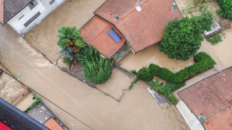 (VIDEO) Poginulo troje, bujice nosile automobile, srušen most: Jako nevreme pogodilo Bugarsku