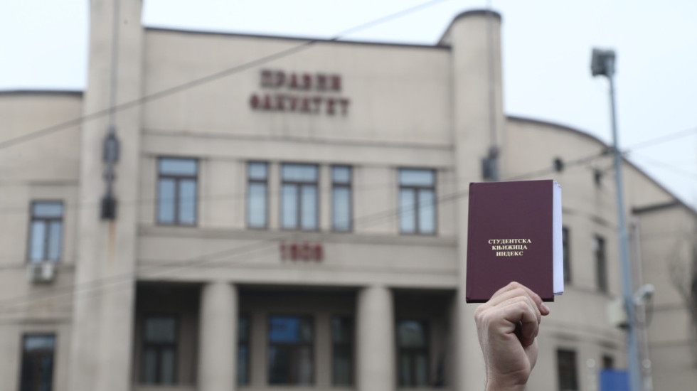 Studenti i građani blokirali raskrsnicu kod Pravnog fakulteta odajući počast žrtvama pada nadstrešnice