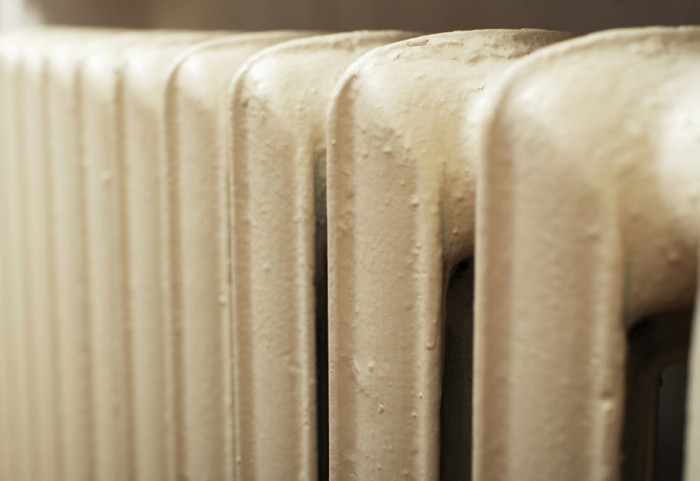 Dete zaglavilo ruku između radijatora i zida u OŠ "Arčibald Rajs", intervenisalo osam spasilaca