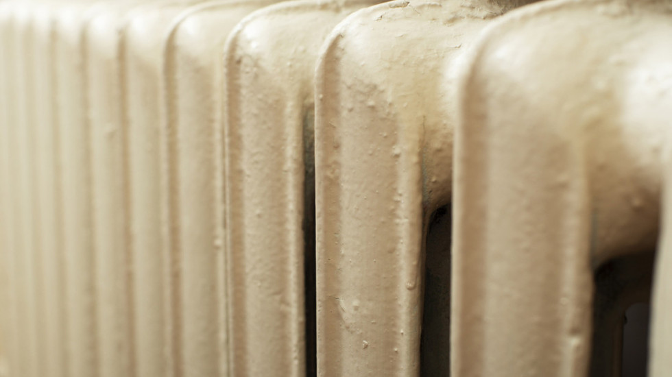 Dete zaglavilo ruku između radijatora i zida u OŠ "Arčibald Rajs", intervenisalo osam spasilaca