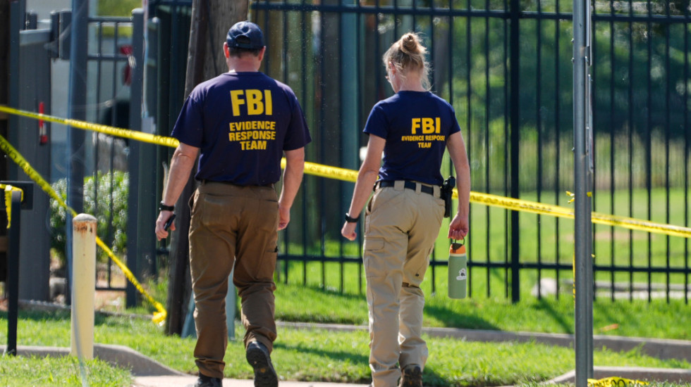 FBI otpustio agente koji su na poziv građana klečali na protestima posle smrti Afroamerikanca Džordža Flojda