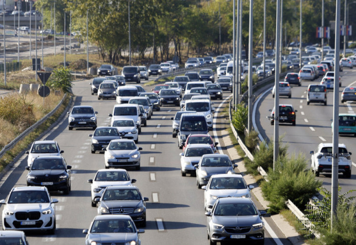 (VIDEO) Obustavljen saobraćaj na auto-putu kod Maradika, kamion oborio portal sa saobraćajnim znakom