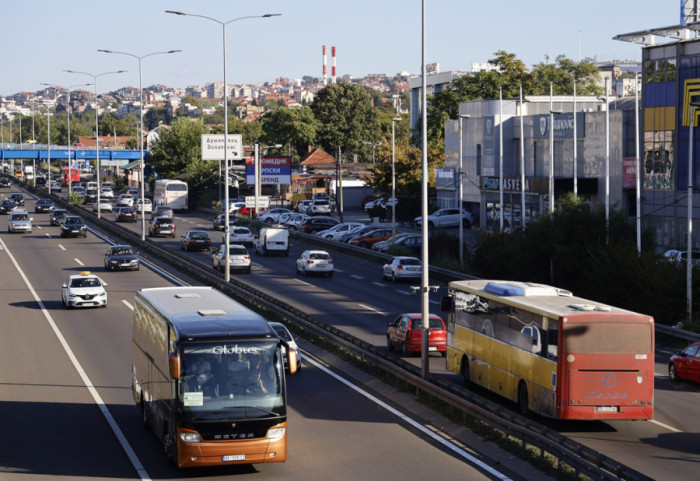 AMSS upozorava: Teži uslovi za vožnju zbog kiše i jakog vetra, posebno za kamione i autobuse