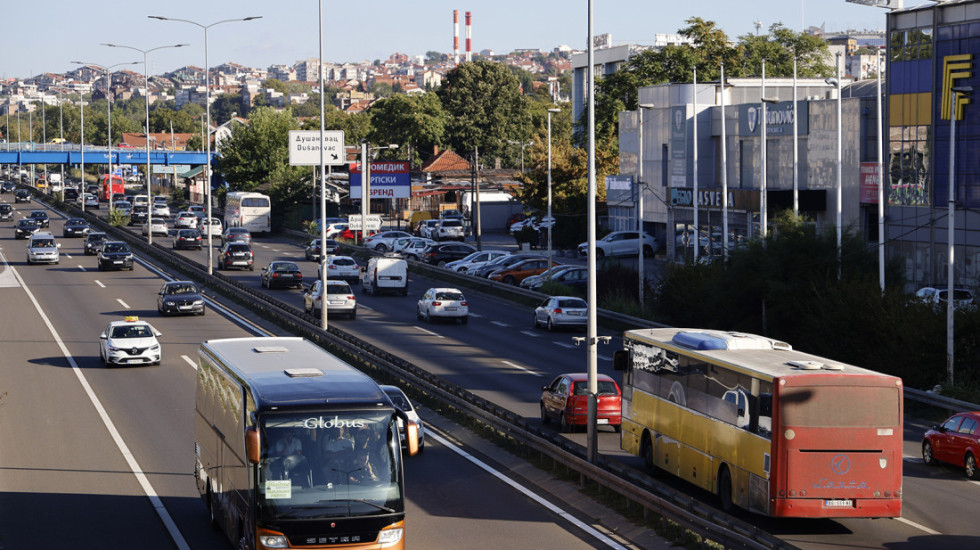 AMSS upozorava: Teži uslovi za vožnju zbog kiše i jakog vetra, posebno za kamione i autobuse