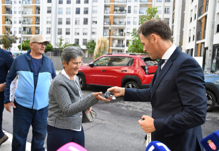 (FOTO) Mali uručio ključeve stana i automobila dobitnicima nagradne igre "Uzmi račun i pobedi": "Ko igra, taj i dobija"