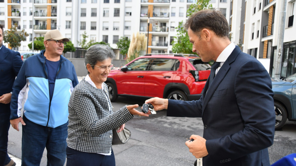 (FOTO) Mali uručio ključeve stana i automobila dobitnicima nagradne igre "Uzmi račun i pobedi": "Ko igra, taj i dobija"