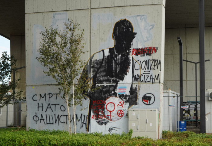 Oskrnavljen mural Čarliju Kirku u Beogradu