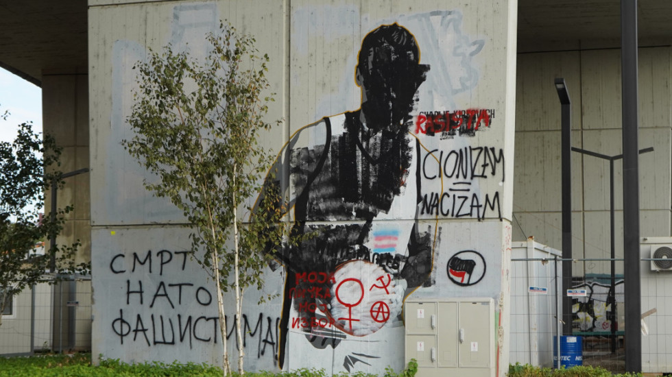 Oskrnavljen mural Čarliju Kirku u Beogradu