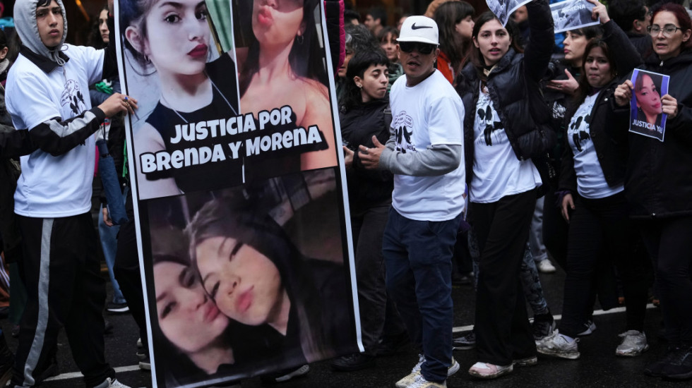 (FOTO) Protest protiv femicida u Buenos Ajresu: Građani tražili pravdu za ubistva koja su ubice prenosile uživo