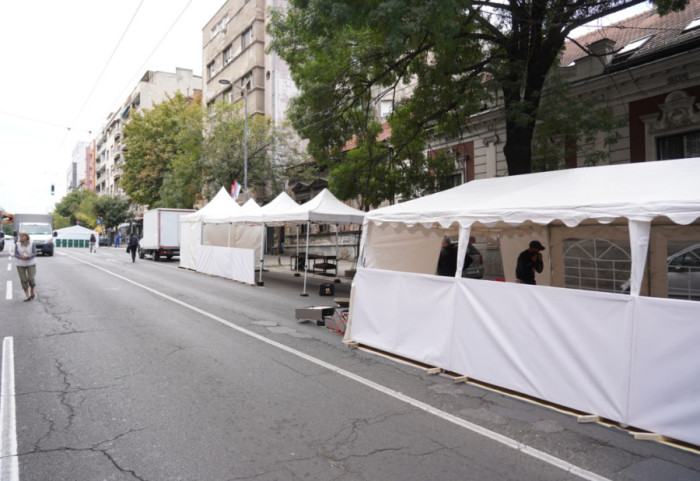 Ispred RTS postavljeni šatori pred početak skupa protiv blokada, protest na istom mestu najavili i zborovi građana