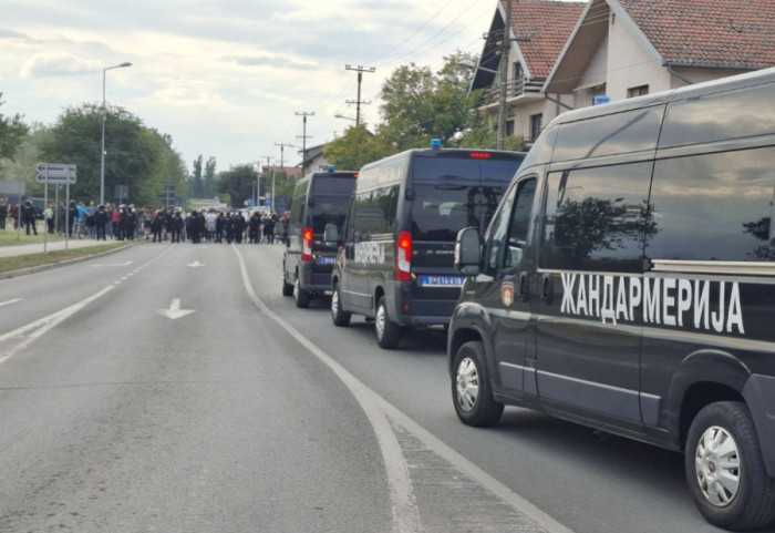 (VIDEO) Protest u Novom Sadu pred početak skupa protiv blokada: Građani na Klisanskom mostu, ispred njih kordon policije