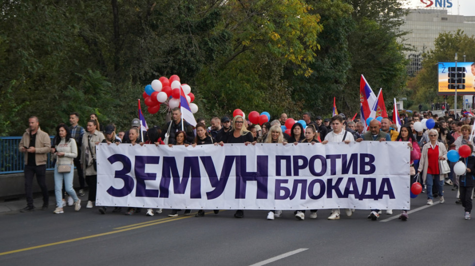 (FOTO/VIDEO) Skupovi protiv blokada i protesti zborova građana: Policija potiskivala okupljene ispred zgrade RTS