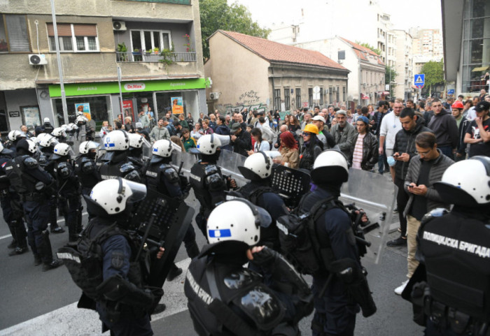 (FOTO/VIDEO) Skupovi protiv blokada i protesti zborova: Policija kod zgrade RTS između dve grupe građana
