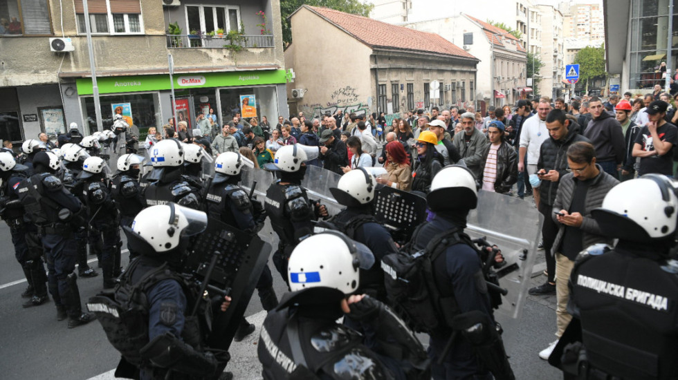 (FOTO/VIDEO) Skupovi protiv blokada i protesti zborova građana: Priveden mladić ispred zgrade RTS