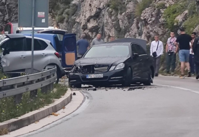 (FOTO) Crnogorska ministarka teško povređena u saobraćajnoj nesreći, bila na mestu suvozača u službenom vozilu