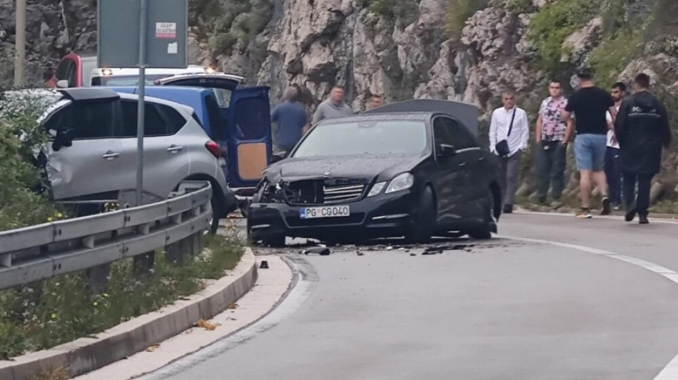 (FOTO) Crnogorska ministarka teško povređena u saobraćajnoj nesreći, bila na mestu suvozača u službenom vozilu