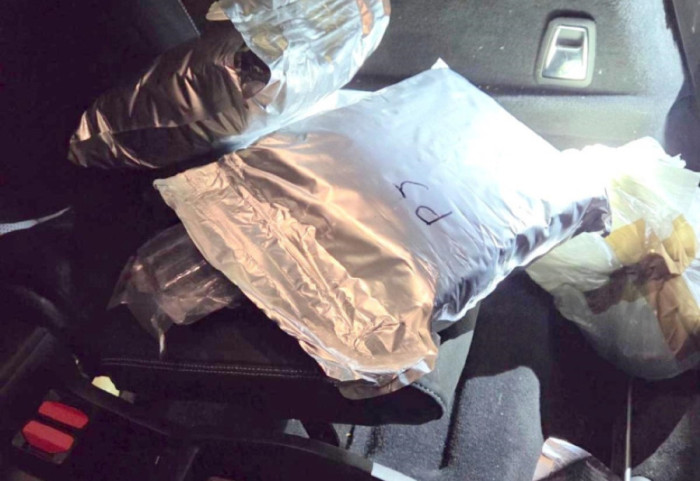 Na Merdaru uhapšen muškarac (34) iz Peći, pokušao da prošvercuje skoro 10 kilograma droge ispod sedišta automobila