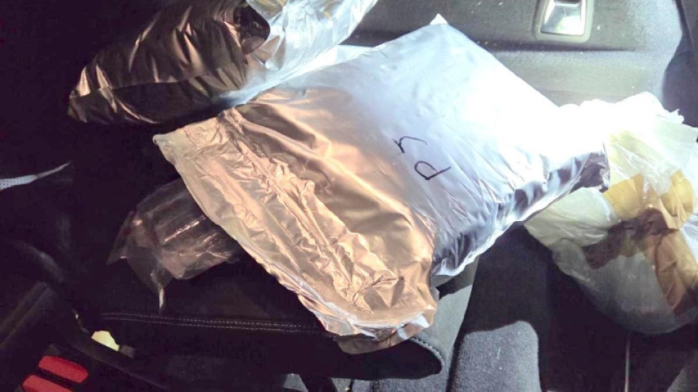 Na Merdaru uhapšen muškarac (34) iz Peći, pokušao da prošvercuje skoro 10 kilograma droge ispod sedišta automobila