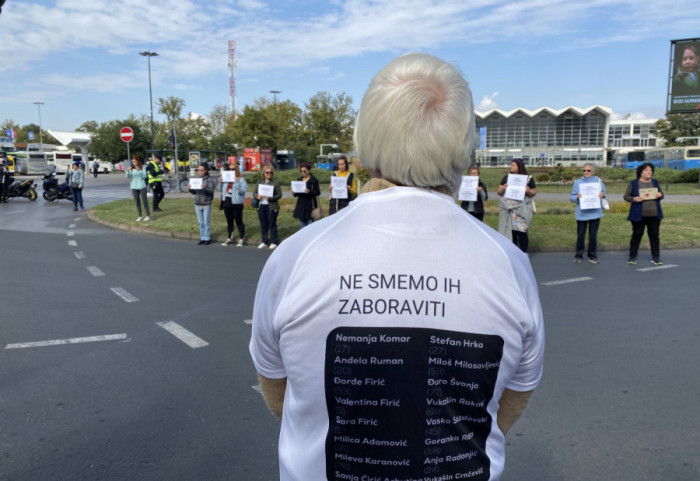 (FOTO/VIDEO) Jedanaest meseci od pada nadstrešnice: Komemorativni skupovi širom Srbije
