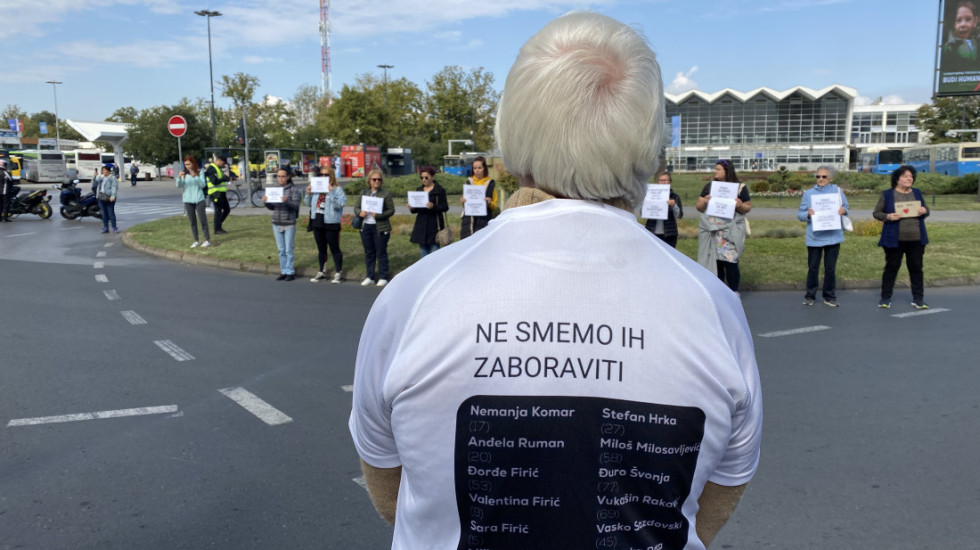(FOTO/VIDEO) Jedanaest meseci od pada nadstrešnice: Komemorativni skupovi širom Srbije
