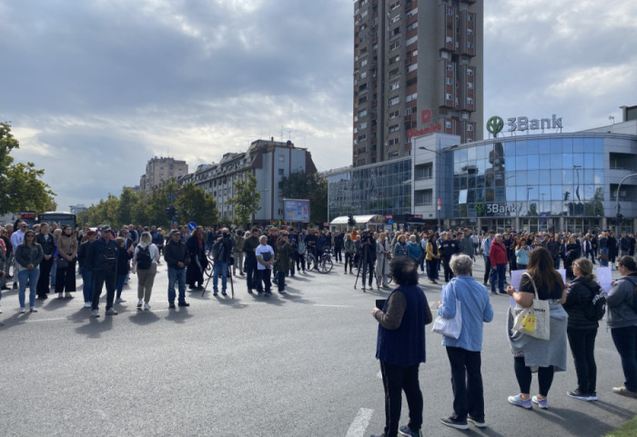 (FOTO/VIDEO) Komemorativni skupovi širom Srbije: Kolone građana krenule prema Prokopu, zatvoren deo Gazele