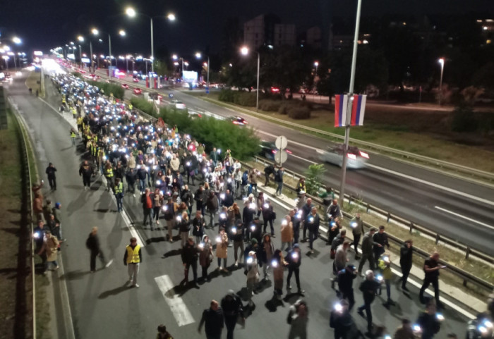 (FOTO/VIDEO) Komemorativni skupovi širom Srbije: Kolone građana krenule u tišini ka Železničkoj stanici Novi Beograd