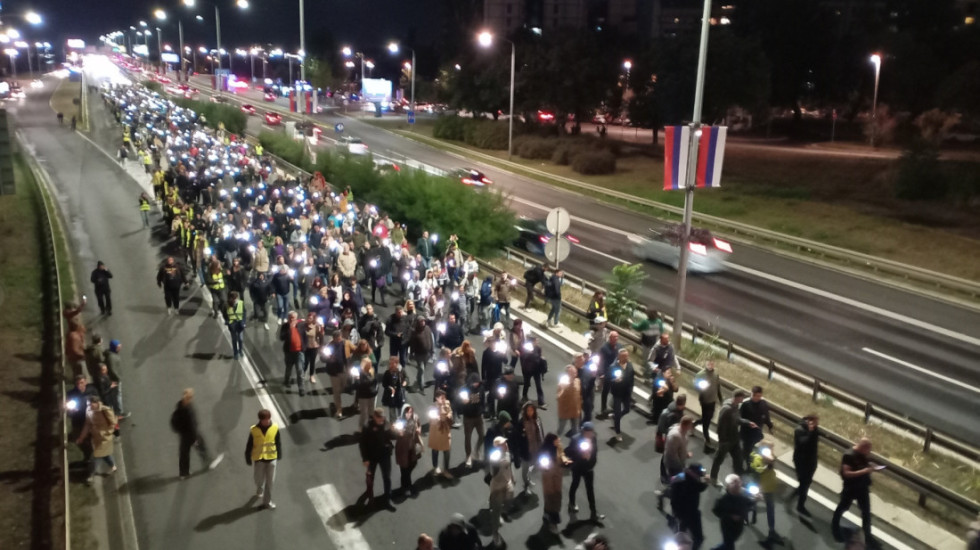 (FOTO/VIDEO) Komemorativni skupovi širom Srbije: Uz tišinu i 16 belih ruža završena okupljanja u Beogradu i Novom Sadu