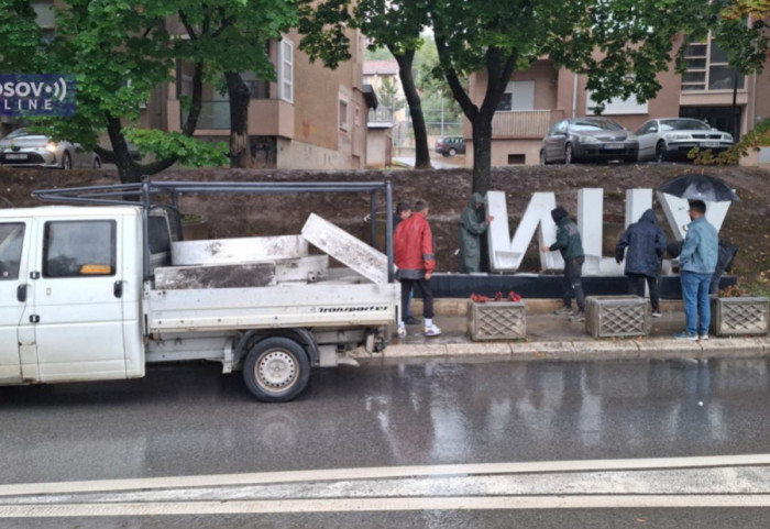 U Severnoj Mitrovici uklonjen znak "Volim K. Mitrovicu" uz prisustvo Kosovske policije