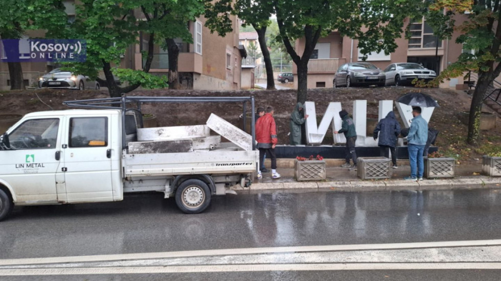 U Severnoj Mitrovici uklonjen znak "Volim K. Mitrovicu" uz prisustvo pripadnika Kosovske policije