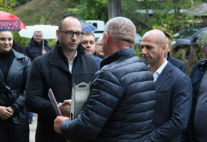 Predstavnici Srpske liste posetili porodice u Lešku, jednoj uručili ključeve nove kuće: "Sloga je naše najjače oružje"