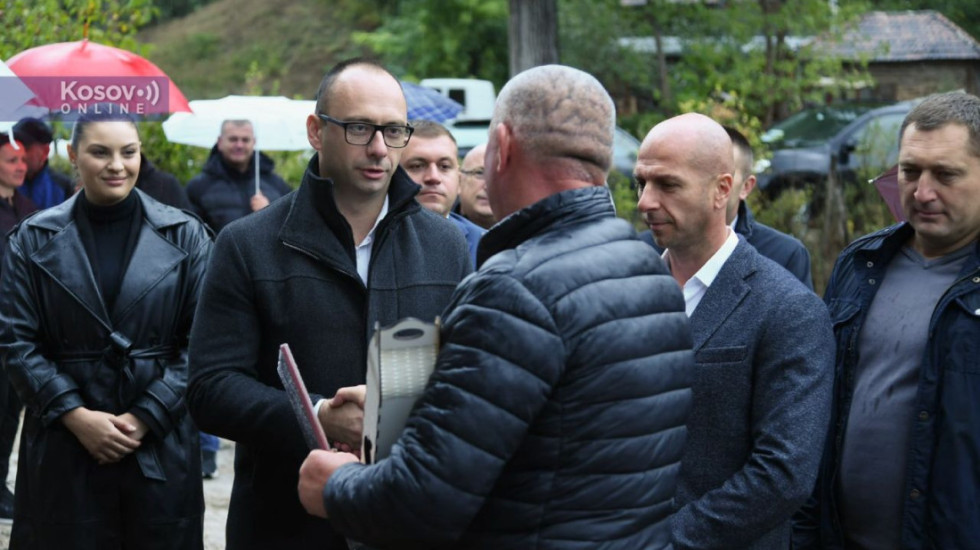 Predstavnici Srpske liste posetili porodice u Lešku, jednoj uručili ključeve nove kuće: "Sloga je naše najjače oružje"