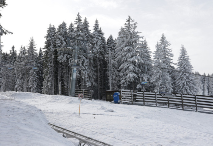 Sneg pada na Kopaoniku, Sjenici, Zlatiboru i Tari: Zbog niskih temperatura moguće su poledice na putevima