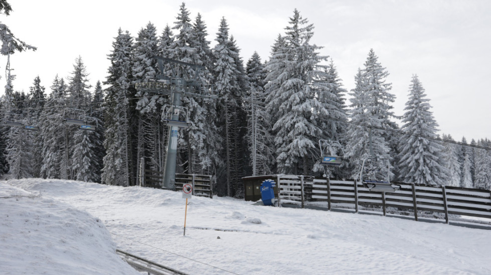 Sneg pada na Kopaoniku, Sjenici, Zlatiboru i Tari: Zbog niskih temperatura moguće su poledice na putevima