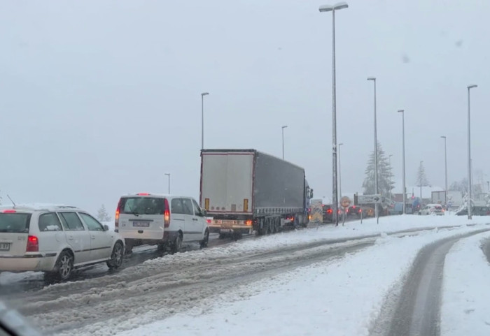 Sneg izazvao velike probleme širom regiona: Putnici na železničkoj stanici u Kninu zarobljeni u vozu